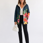 Camille | Gesteppte Jacke mit gemalten Blumen – Nachtblau mit Blumen